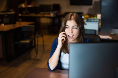 İş yerinde cep telefonuyla konuşan güzel beyaz bir kadın. Ofiste bir iş kadınının portresi.