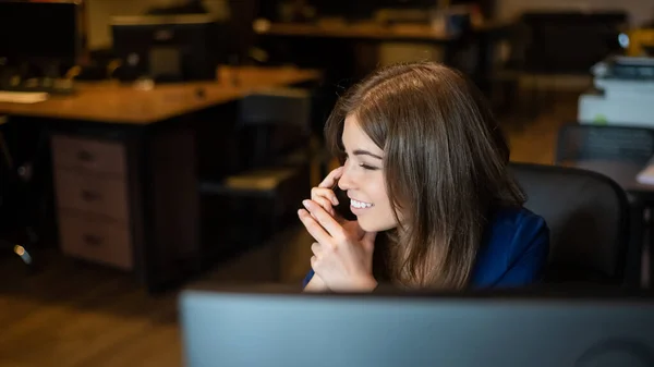 Hermosa mujer caucásica hablando en un teléfono celular en un lugar de trabajo. Retrato de una mujer de negocios en la oficina — Foto de Stock