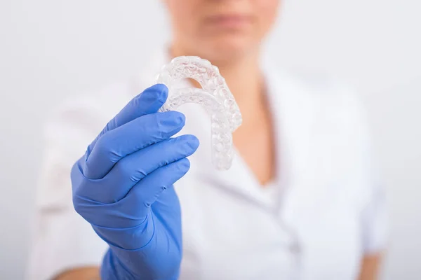 O ortodontista mantém os retentores transparentes removíveis — Fotografia de Stock