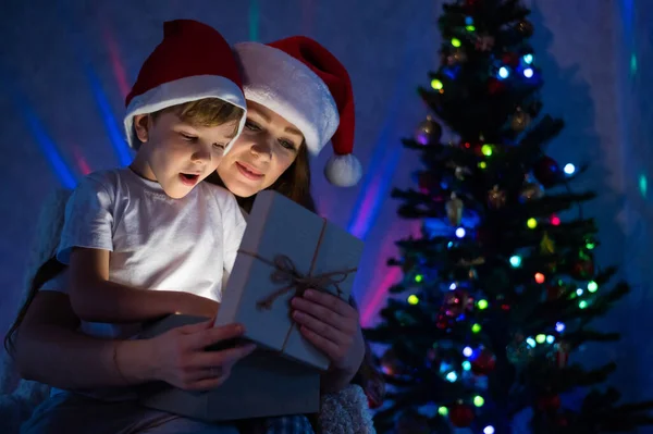 Ekscytujące mama i syn otworzyć świecące pudełko na magiczne Boże Narodzenie — Zdjęcie stockowe