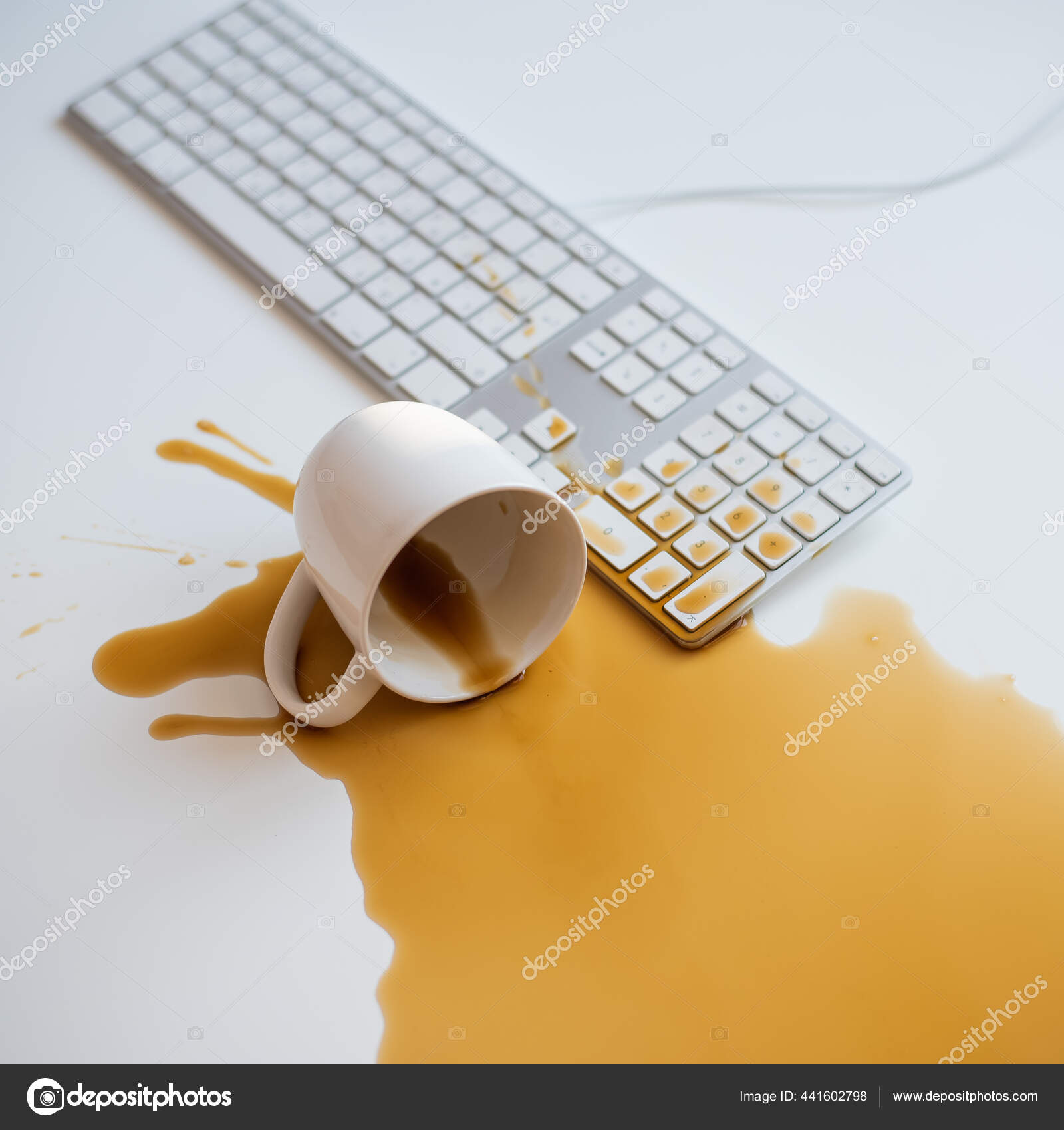 Hvor fint skrige kaffe Spildt sort kaffe på et computertastatur ved et hvidt bord — Stock-foto ©  inside-studio #441602798