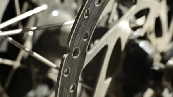 Close-up de uma roda falada. Foto macro. Parte da bicicleta. — Vídeo de Stock