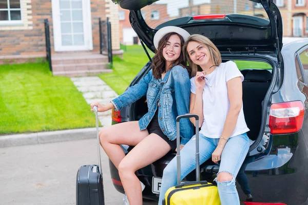 Zwei junge kaukasische Frauen sind in einem Mietwagen unterwegs — Stockfoto