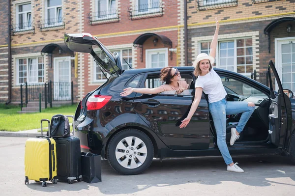 Zwei junge kaukasische Frauen sind in einem Mietwagen unterwegs — Stockfoto