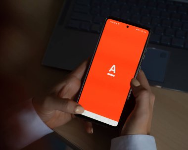 18 Ekim 2020 Rusya, Novosibirsk: Bir kadın alfa banka başvurusu içeren bir akıllı telefonu elinde tutuyor