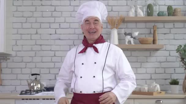 Homme chef montre geste délicieux — Video