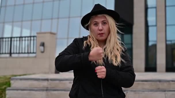 Emotional deaf and dumb blonde in a hat speaks sign language. — Wideo stockowe