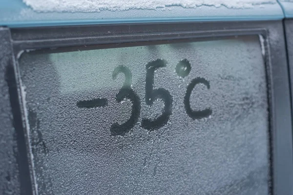 Zápis minus 35 stupňů Celsia na zasněženém okně auta — Stock fotografie