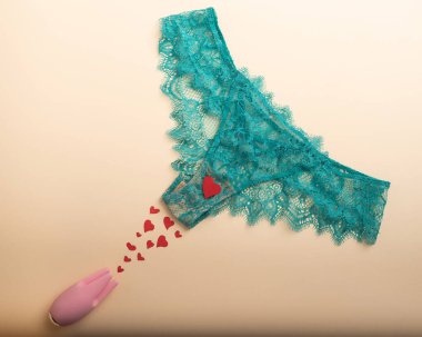 Kadın iç çamaşırı ve klitoral vibratör. Yalnız bir kadının mahrem seti.