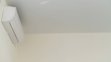 Klima duvarda. Soğutma cihazının yakın çekimi.