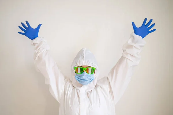 Eine Frau in Schutzanzug und medizinischer Maske und mit lustiger Brille feiert den Vatertag — Stockfoto