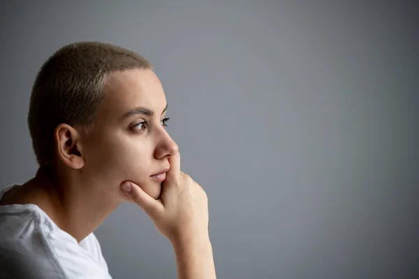 Retrato de uma jovem pensativa com cabelo curto sobre fundo branco. Espaço de cópia — Fotografia de Stock