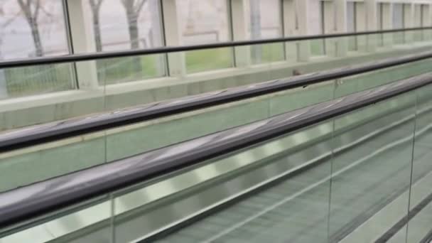 Empty travelator with glass handrails. Without people. Mechanized pedestrian crossing — Stock Video