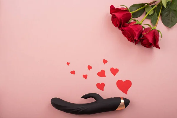 Bouquet of roses, hearts and black dildo on a pink background. Flat lay. Empty space — Stok fotoğraf