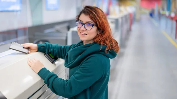 Žena na odbavovací přepážce na letišti a dává jí pas koupit letenku — Stock fotografie
