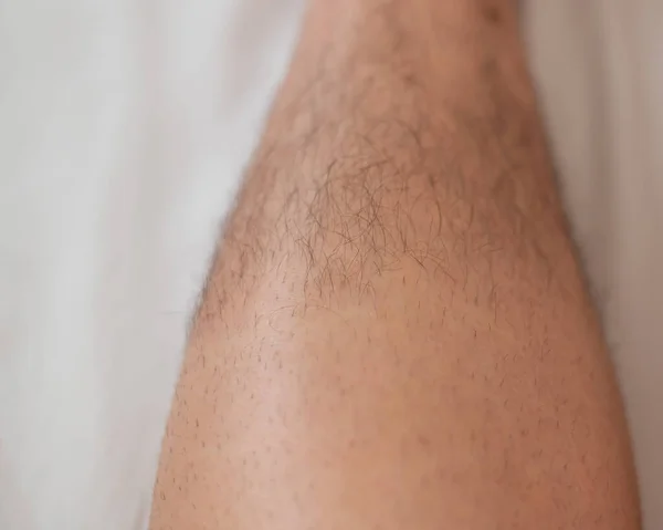 Tıraşlı yarı erkek bacağının yakın çekimi.. — Stok fotoğraf
