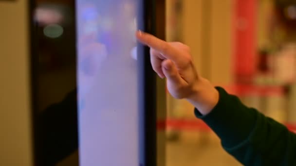 Žena bez tváře v lékařské masce používá elektronickou informační tabuli na veřejném místě — Stock video