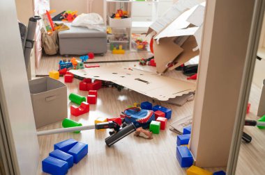 Çocuk odasında bir karışıklık var.