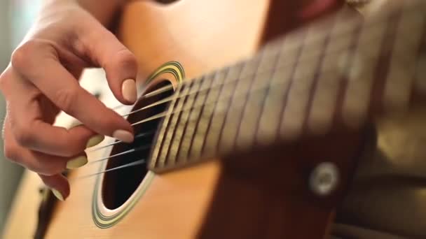 Großaufnahme weiblicher Hände auf einer Akustikgitarre. Das Mädchen lernt Gitarre spielen — Stockvideo