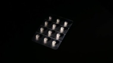 Haplı su toplayıcısı siyah arka planda dönüyor.