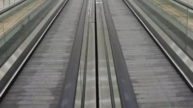 Cam tırabzanlı boş bir travelatör. İnsanlar olmadan. Mekanize yaya geçidi