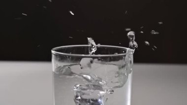 Buz bir bardak suya düşer..