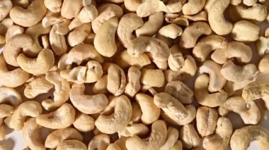 Beyaz arka planda dönen bir yığın fındık.