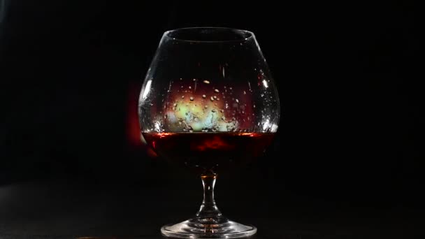 Brandy vidro junto à lareira em fumaça de charuto — Vídeo de Stock