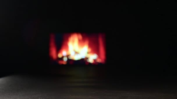 Una mujer sin rostro pone un vaso de whisky junto a la chimenea y fuma un cigarro — Vídeo de stock