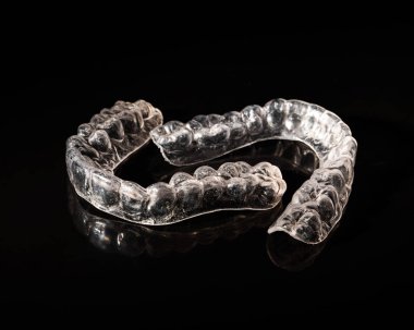 Siyah arkaplanda çıkarılabilir plastik koruyucular