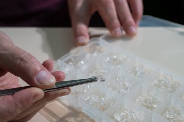 Gözlüklü burun pedleri. Erkek bir teknisyen kırık bardakları tamir ediyor.