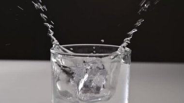 Buz bir bardak suya düşer..