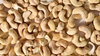 Beyaz arka planda dönen bir yığın fındık.