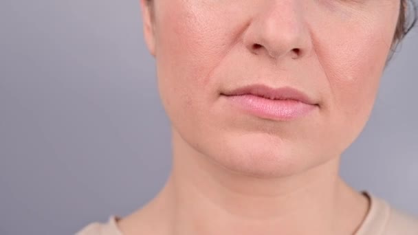 Close-up portret van een blanke vrouw met kiespijn. Het meisje wordt gekweld door pijn van cariës. — Stockvideo