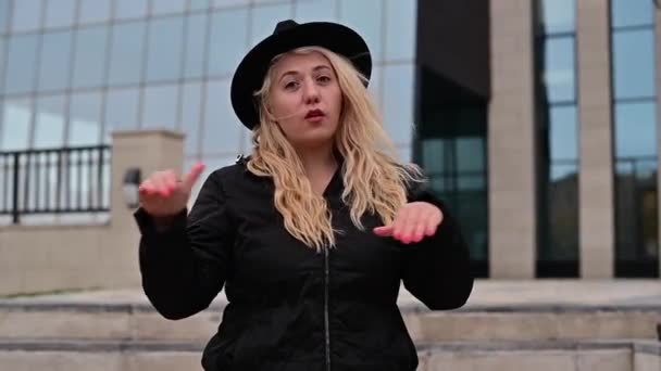 Emotional deaf and dumb blonde in a hat speaks sign language. — Stok Video