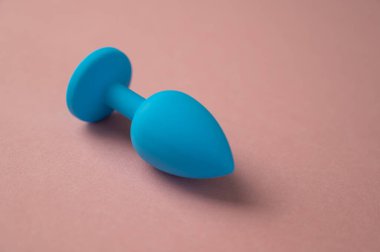 Pembe arka planda mavi anal fiş. Alternatif seks için plastik seks oyuncağı. Boşluğu kopyala.