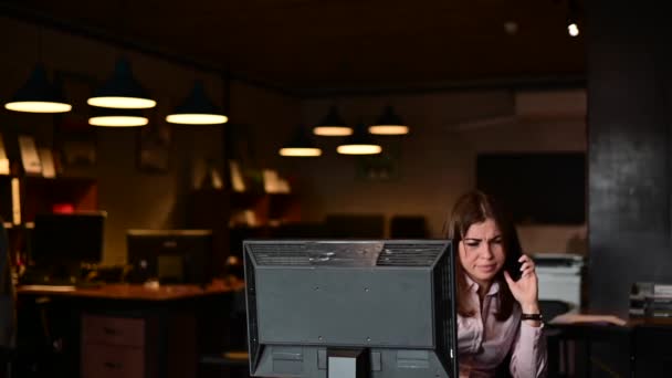 Nervové zhroucení v práci. Obchodní žena vyšiluje a rozbije počítač v kanceláři — Stock video