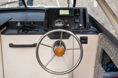 Teknedeki direksiyona yakın çekim..