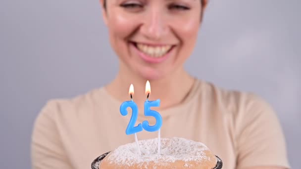 La donna felice fa un desiderio e spegne le candele sulla torta di 25esimo compleanno. Ragazza che festeggia il compleanno. — Video Stock