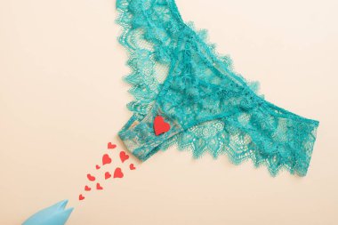 Kadın iç çamaşırı ve klitoral vibratör. Yalnız bir kadının mahrem seti.