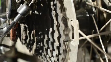 Çok hızlı bir bisikletin dişlilerinin yakın çekimi.