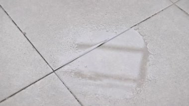 Su fayanslı zemine damlıyor.