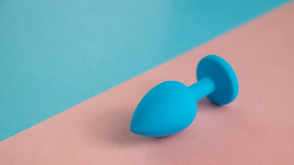 Plug anal azul sobre fondo rosa. Juguete sexual plástico para sexo alternativo. Copiar espacio. — Foto de Stock