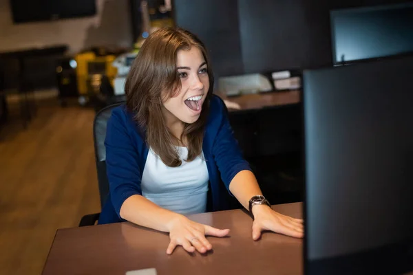 Attrayant caucasien femme appréciant le succès au bureau au bureau. — Photo