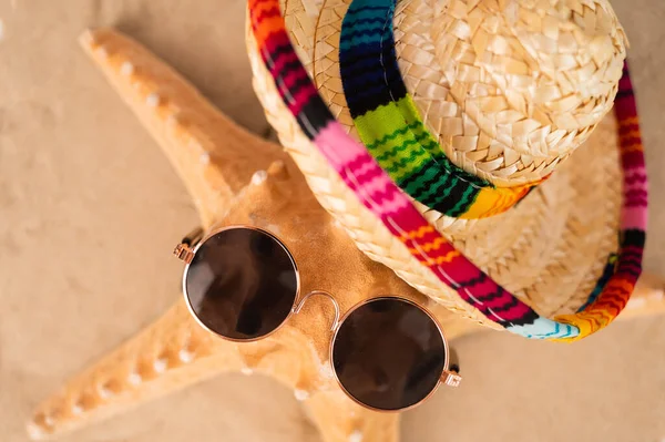 Estrella de mar en gafas de sol y sombrero en la arena. Concepto vacaciones de verano, —  Fotos de Stock