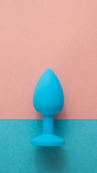Синяя анальная вилка на розовом фоне. Пластиковая секс-игрушка для альтернативного секса. Копирование пространства. — стоковое фото