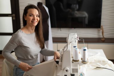 Kafkasyalı kadın evde sipariş veriyor. Oturma odasında bir terzinin çalışma odası.