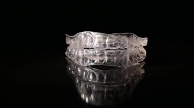 Çıkarılabilir plastik koruyucular siyah arkaplan üzerinde dönüyor