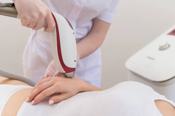 Mulher em procedimento de depilação a laser. Remoção de hardware de vegetação indesejada a mãos — Fotografia de Stock