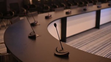 Bir basın konferansında boş bir toplantı odasındaki mikrofonlara yakın çekim.